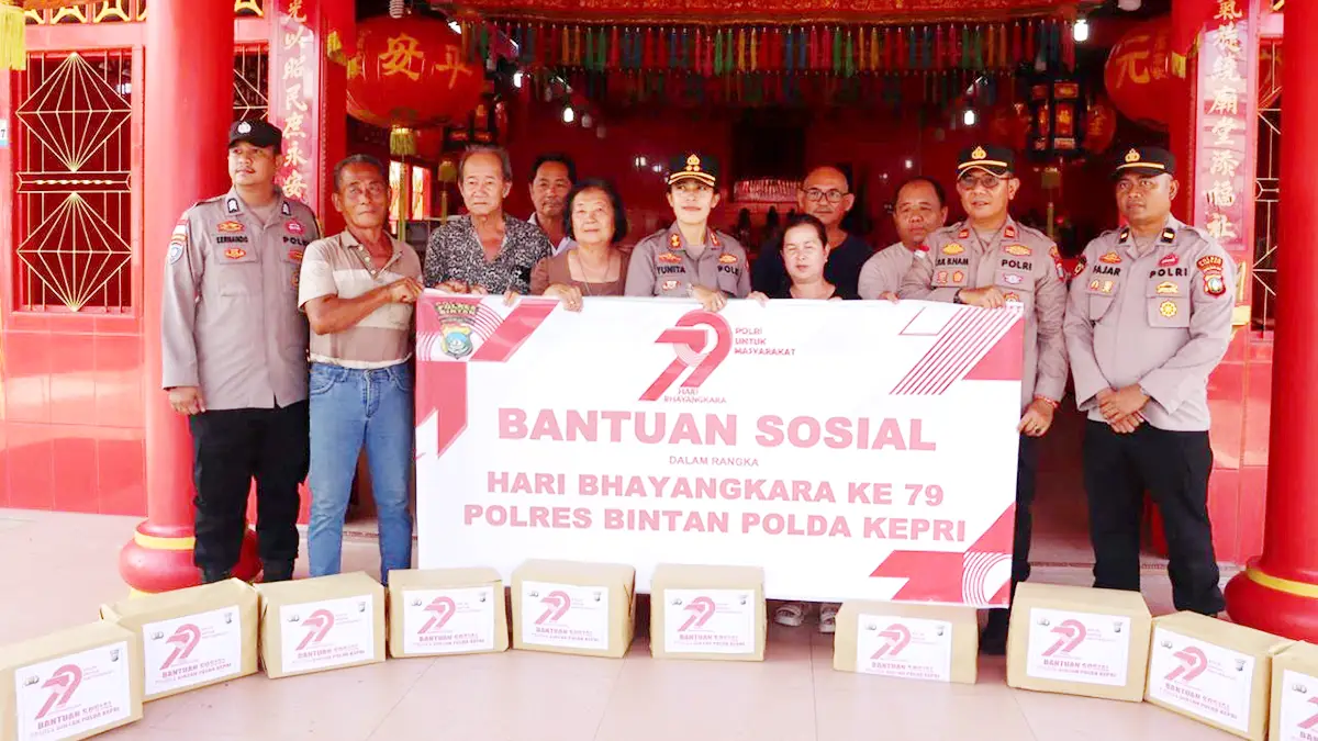 Kapolres Bintan, AKBP Yunita Stevani, memberikan paket sembako HUT Bhayangkara ke 79 di Kecamatan Gunung Kijang