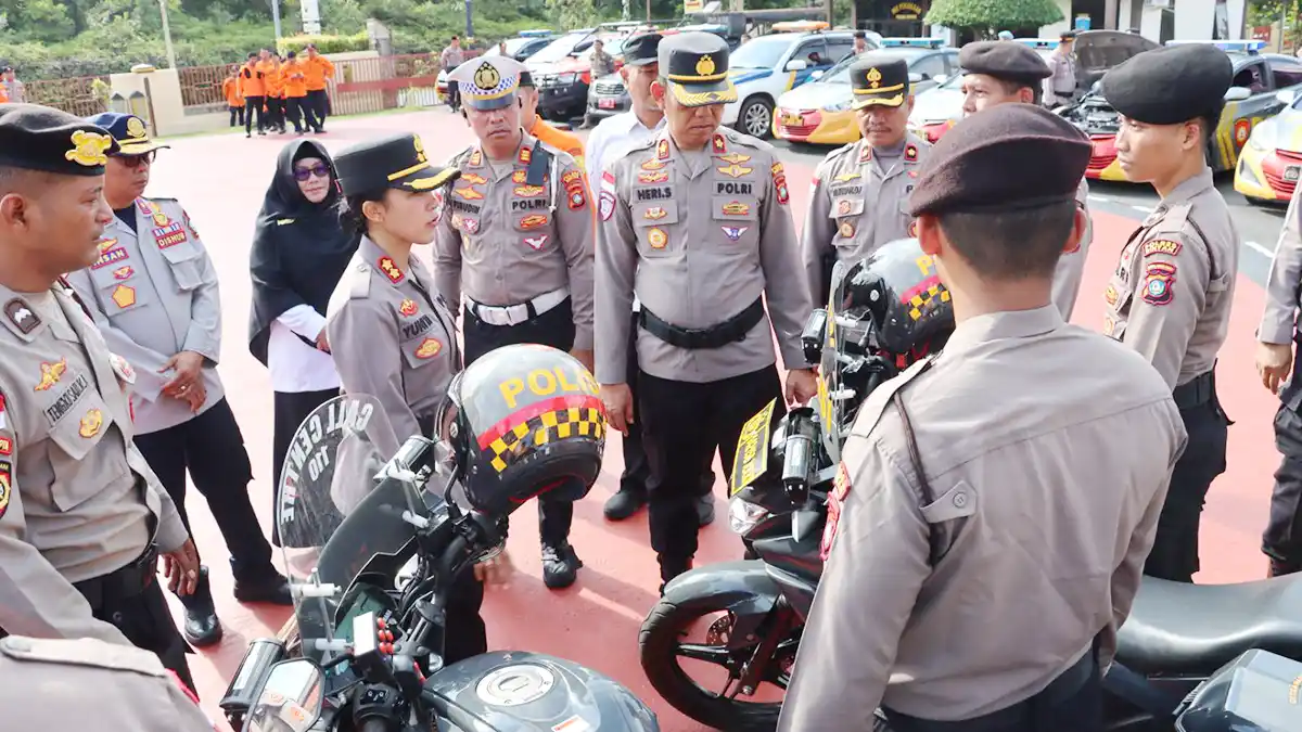 Kapolres Bintan, AKBP Yunita Stevani, memimpin langsung apel gelar pasukan pengamanan hari raya Idul Adha 1446 H di Lapangan Bhayangkara Polres Bintan