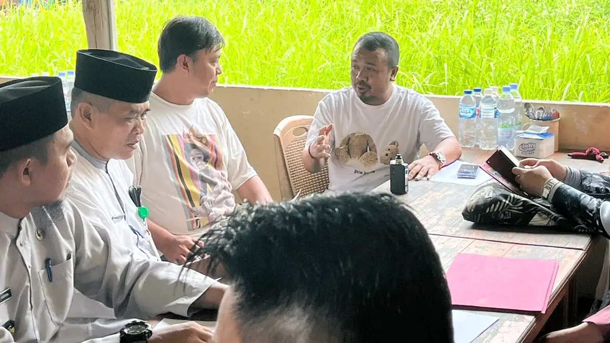 Kepala Bapenda Kabupaten Lingga, Saparuddin, melakukan pengawasan terpadu terhadap pelaku usaha di Kecamatan Singkep