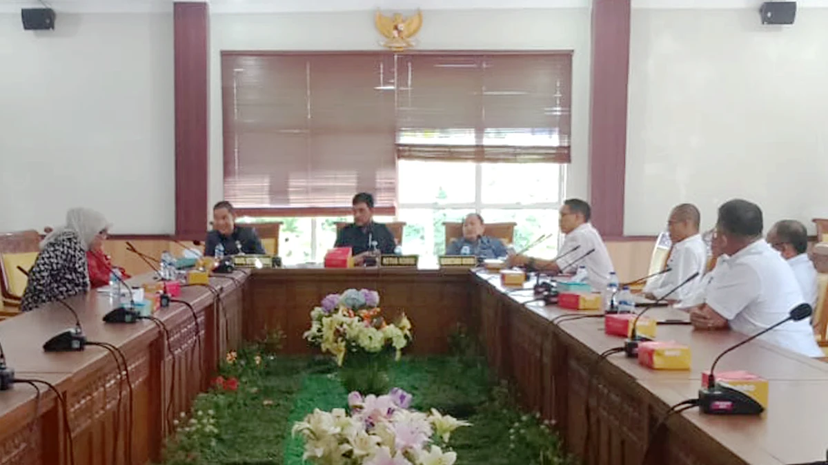 Ketua Komisi 4 DPRD Kota Batam, Dandis Rajagukguk, menegaskan agar tidak ada lagi praktik titip-menitip siswa ke sekolah negeri dalam proses Penerimaan Peserta Didik Baru (PPDB) tahun 2025