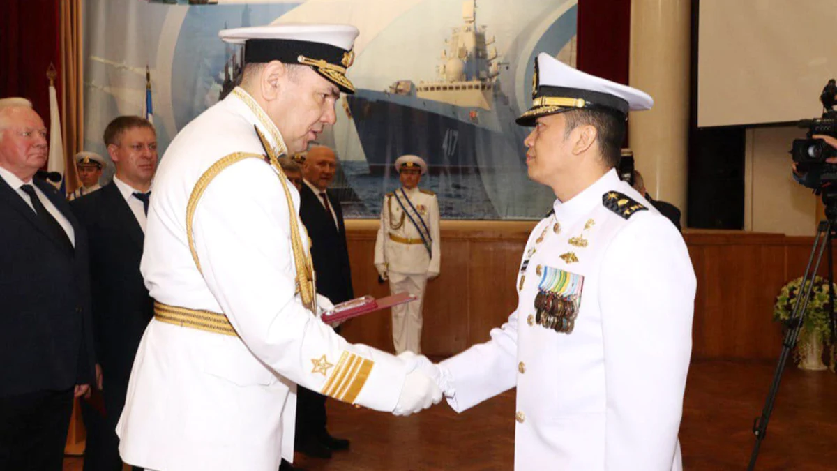 Mayor Laut (P) Firman Cahyadi, menerima sertifikat cumlaude, serta dianugerahi tanda penghargaan dari Angkatan Laut Rusia