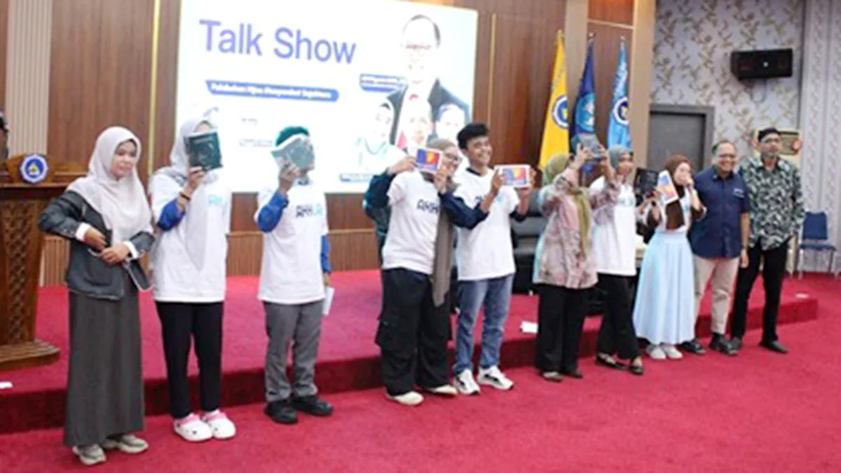 Pemberian doorprize dari PT Pelindo ke Peserta Talkshow Hari Lingkungan Hidup Sedunia