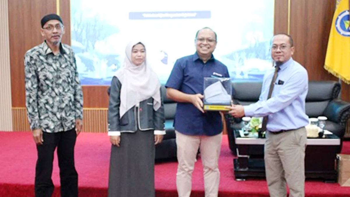 Penyerahan Cinderamata dari Dekan FIKP UMRAH, Dr Dony Apdillah kepada Narasumber