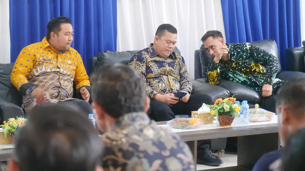 Sekda Bintan, Ronny Kartika, saat menghadiri acara penyerahan bantuan Swadaya Rumah Tidak Layak Huni (BSRTLH) Kabupaten Bintan tahun 2025