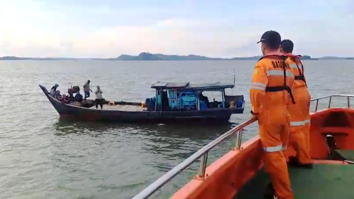 Tim SAR Gabungan saat melakukan pencarian korban Long Boat yang Tenggelam di Selat Nenek Batam