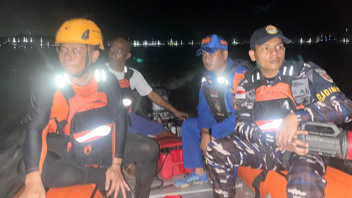 BREAKING NEWS: Long Boat Tenggelam di Selat Nenek Batam, 8 Orang Masih Dalam Pencarian