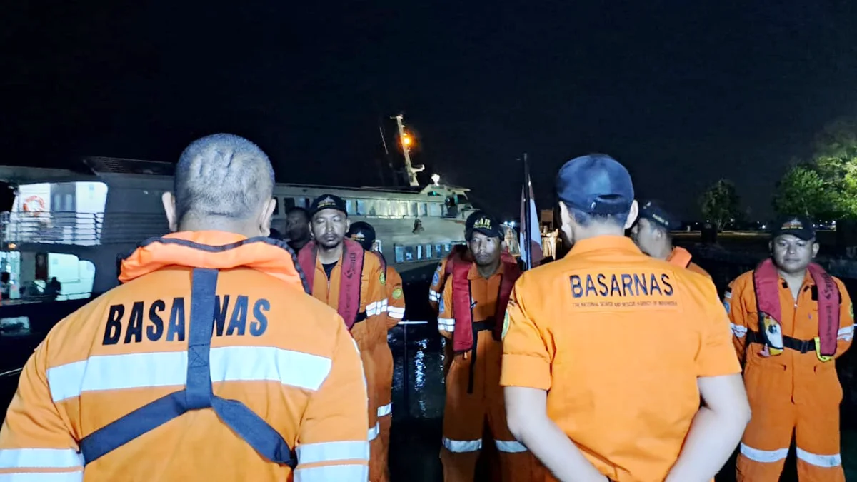 Tim SAR melakukan persiapan pencarian korban Long Boat Tenggelam di Selat Nenek Batam