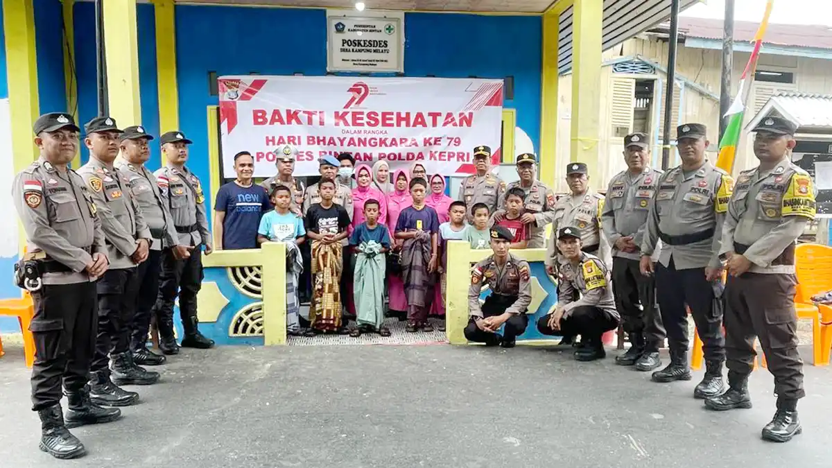 Wakapolres Bintan, Kompol Eri Sujati dan jajaran Polsek Tambelan bersama peserta Sunatan Massal Gratis di Posyandu Desa Kampung Melayu, Kecamatan Tambelan, Kabupaten Bintan