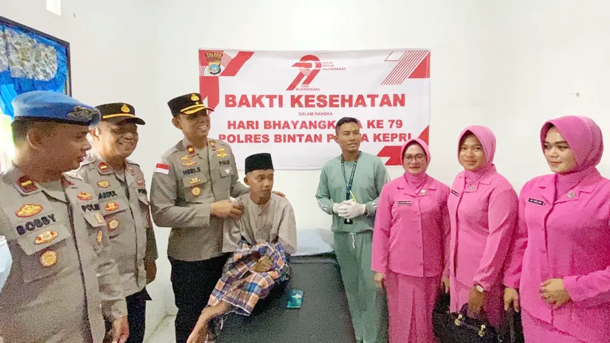 Wakapolres Bintan, Kompol Eri Sujati dan jajaran Polsek Tambelan menghadiri acara Sunatan Massal Gratis di Posyandu Desa Kampung Melayu, Kecamatan Tambelan, Kabupaten Bintan