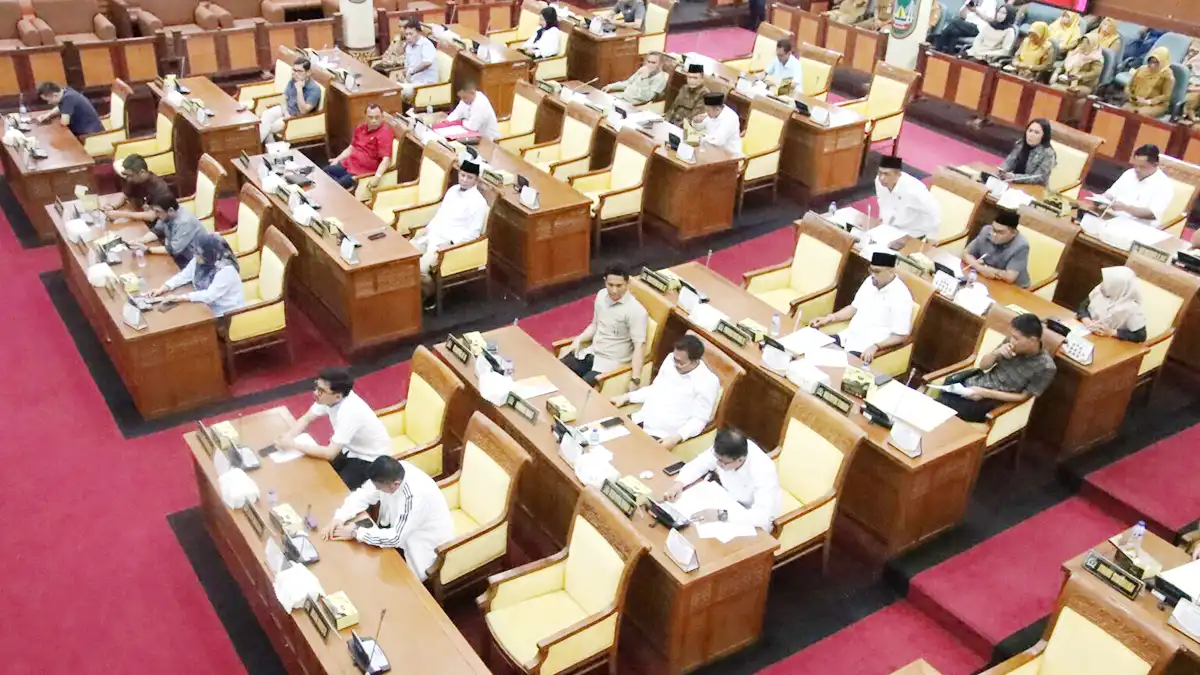 Anggota DPRD Kota Batam mengikuti rapat paripurna dengan agenda penyampaian pandangan umum fraksi terhadap Ranperda Perubahan APBD Batam Tahun Anggaran 2025