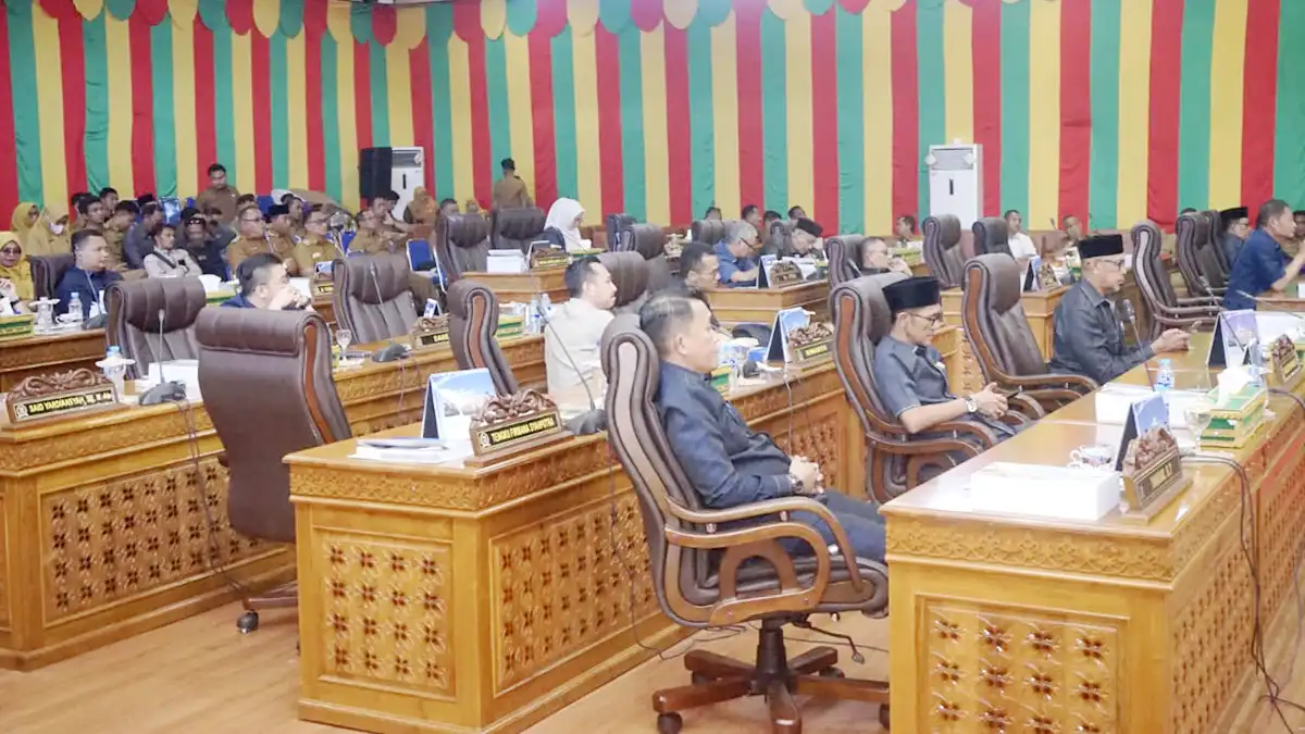 Anggota DPRD Lingga dan undangan mengikuti rapat paripurna permintaan persetujuan atas Ranperda tentang LPJ Pelaksanaan APBD Tahun 2024