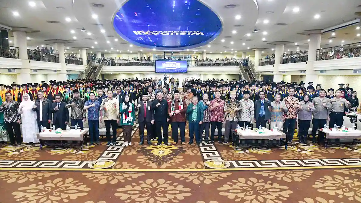 Gubernur Kepri, Ansar Ahmad, menghadiri acara Sidang Senat Terbuka Wisuda XII Universitas Ibnu Sina (UIS) Batam