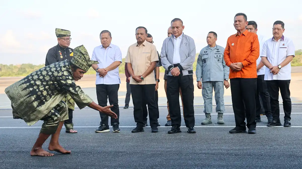 Gubernur Kepulauan Riau, Ansar Ahmad, menyambut langsung kehadiran Wamen Kemenko Polkam RI, Letjen TNI (Purn) Lodewijk Freidrich Paulus di Bandara Raja Haji Fisabilillah, Tanjungpinang