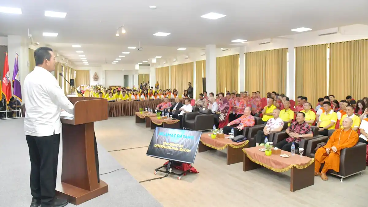 Gubernur Kepulauan Riau, Ansar Ahmad, menyampaikan kata sambutan pada acara penyerahan bantuan Kendaraan Operasional untuk Lembaga Sosial dan Pendidikan di Kota Batam