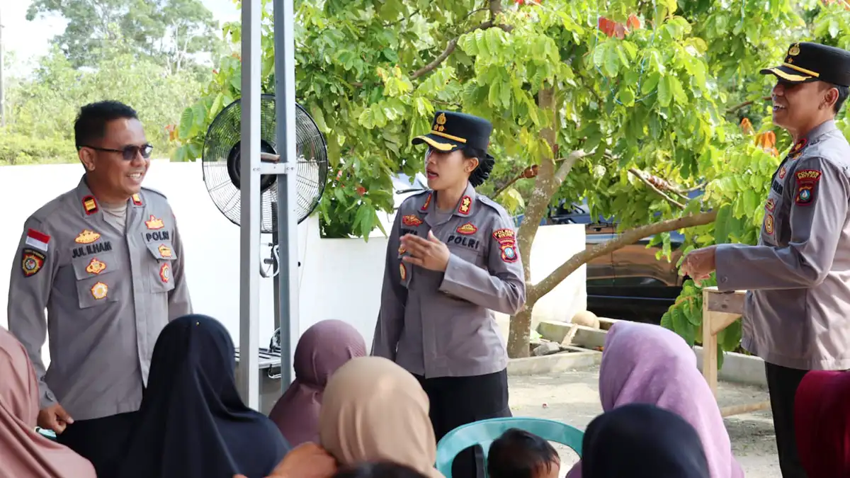 Kapolres Bintan, AKBP Yunita Stevani, saat menghadiri Jumat Curhat di Kelurahan Toapaya Asri, Kecamatan Toapaya