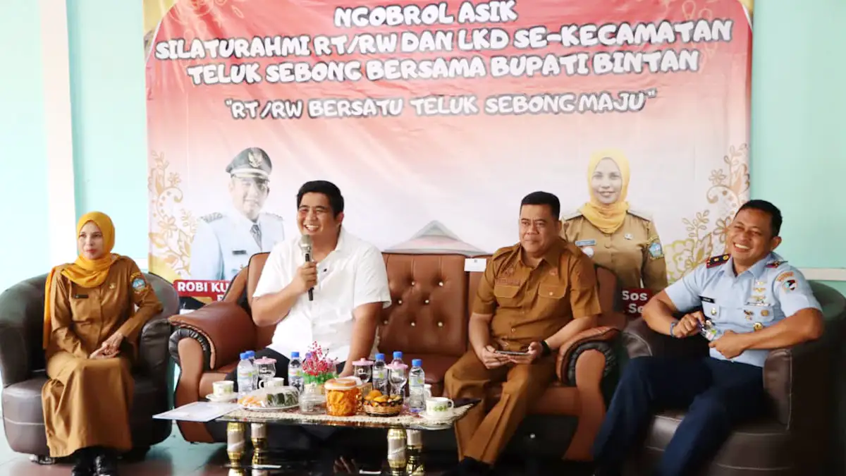 Bupati Bintan, Roby Kurniawan, bersama Sekda Bintan, Ronny Kartika, saat menyerap aspirasi bersama masyarakat Kecamatan Teluk Sebong