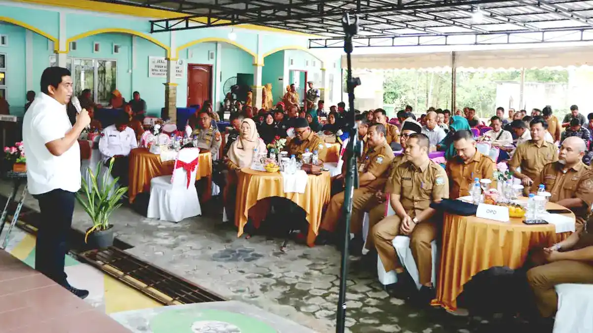 Bupati Bintan, Roby Kurniawan, saat menyerap aspirasi masyarakat Kecamatan Teluk Sebong