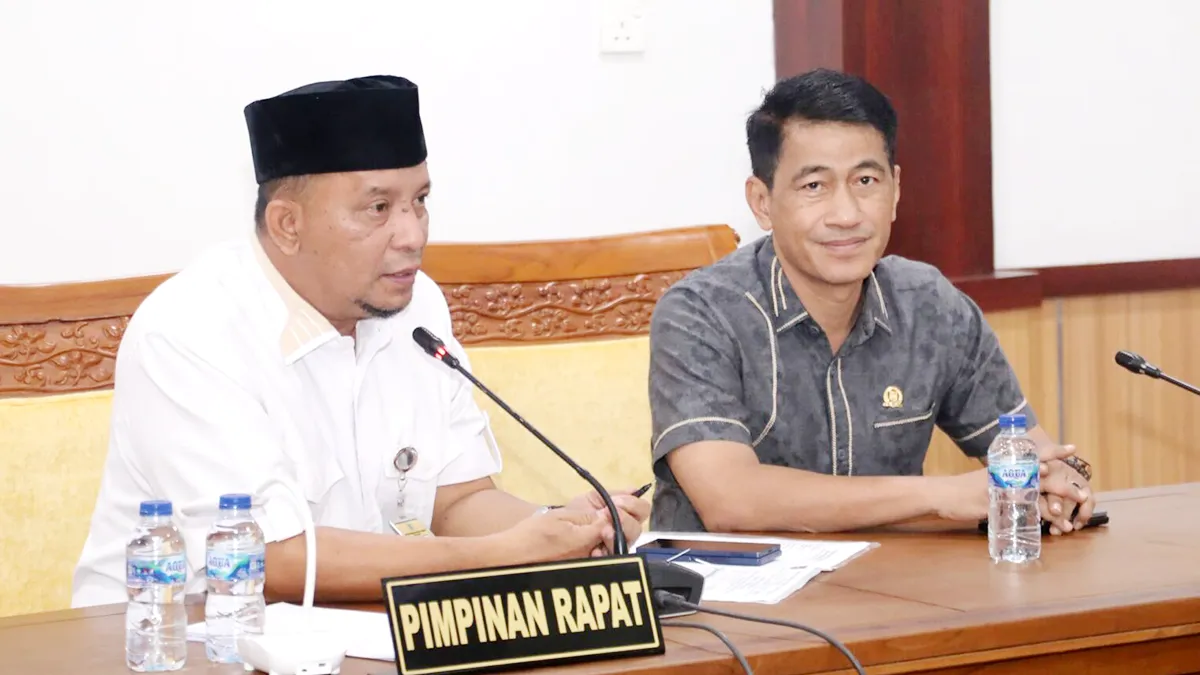 Ketua Komisi III DPRD Kota Batam, Muhammad Rudi, bersama anggota Komisi III DPRD Kota Batam, Anang Adhan, menerima kedatangan Sopir Taksi Konvensional Telaga Punggur