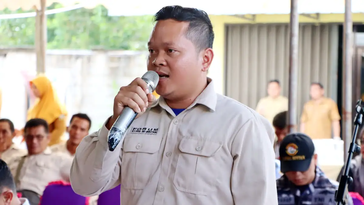 Peserta pertemuan Forum RT RW menyampaikan aspirasi warga kepada Bupati Bintan, Roby Kurniawan