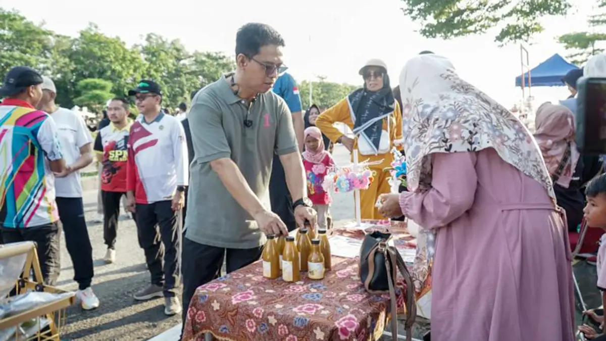 Bupati Karimun, Ing Iskandarsyah, ikut memeriahkan Car Free Day (CFD) perdana di Coastal Area