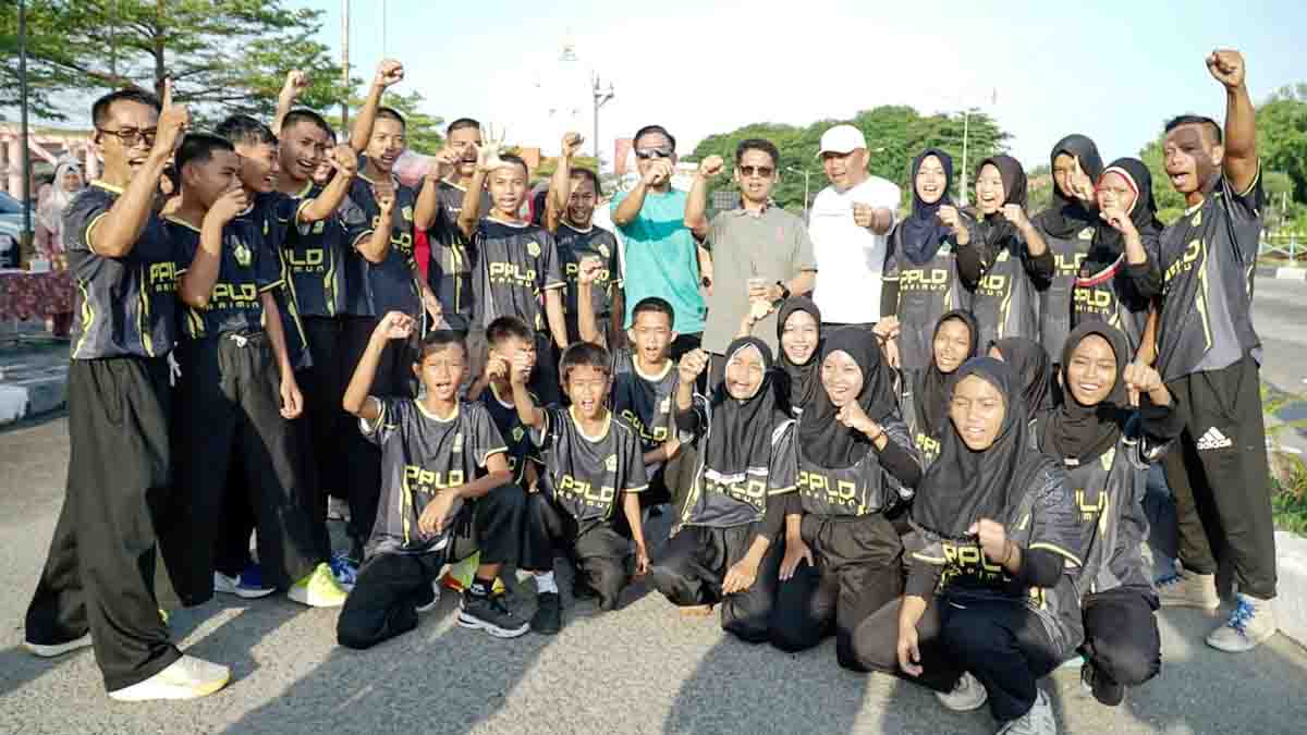 Bupati Karimun, Ing Iskandarsyah dan Wakil Bupati Karimun, Rocky Marciano Bawole, ikut memeriahkan Car Free Day (CFD) perdana di Coastal Area