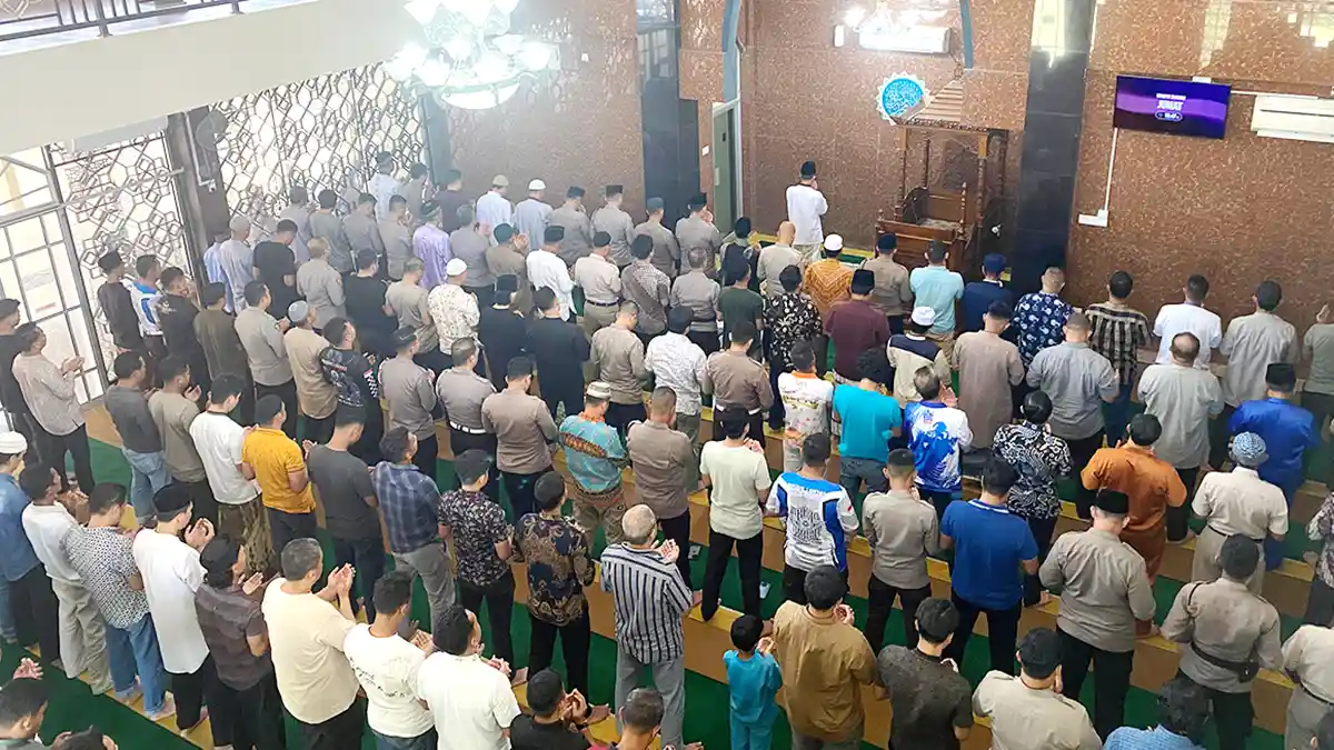 Khidmat, Polisi Batam Doakan Affan Kurniawan yang Tewas Tertabrak Kendaraan Taktis