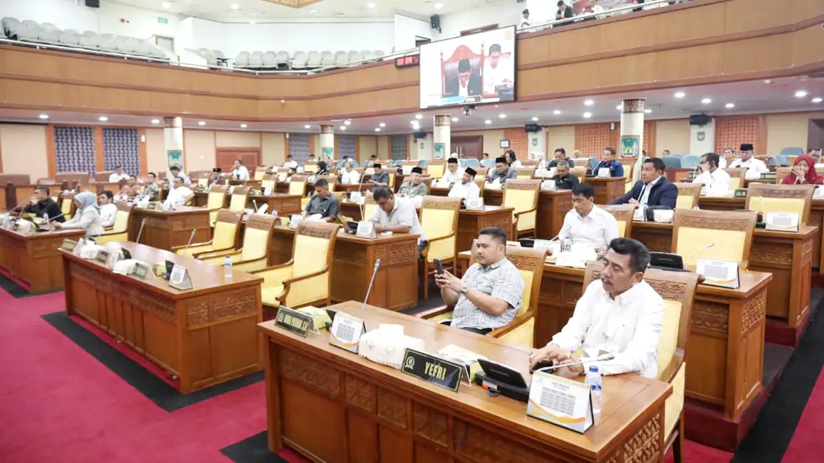 Anggota DPRD Kota Batam yang hadir pada rapat paripurna pengesahan KUA-PPAS 2026