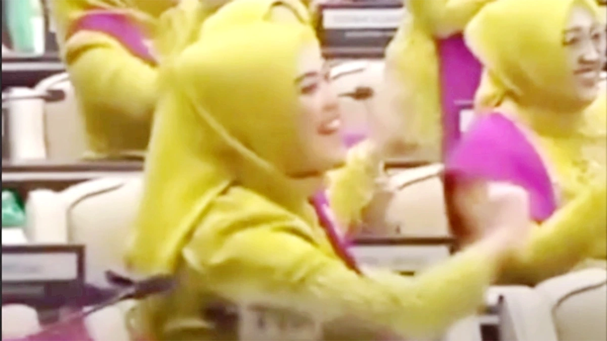 Netizen Sindir: “Wakil Rakyat Joget, Rakyat Lapar Disuruh Sabar”