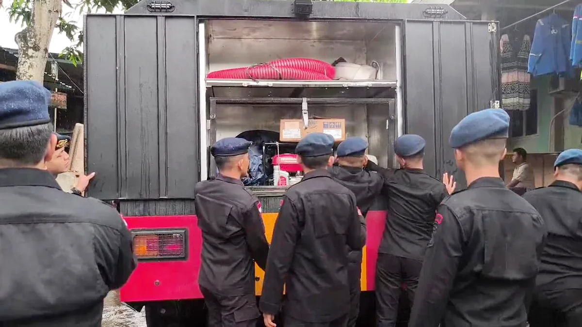 Satbrimob Polda Kepri Sigap Padamkan Kebakaran Rumah di Citra Laguna Batam