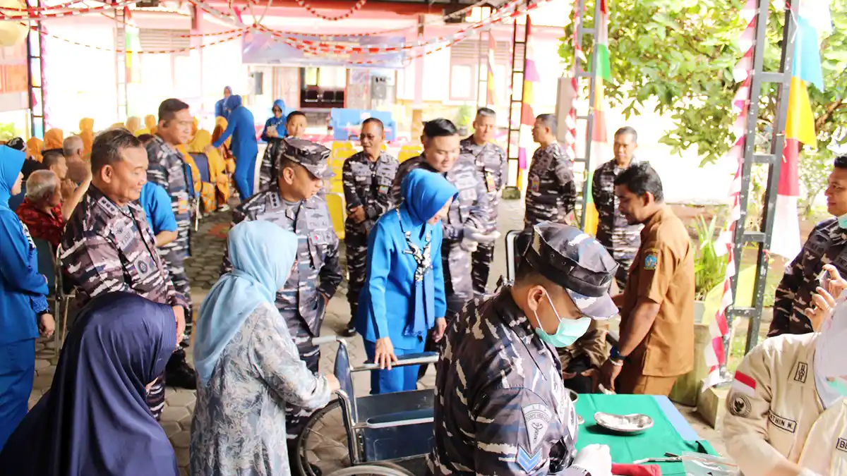TNI AL Hadirkan Layanan Kesehatan untuk 35 Lansia di Bintan