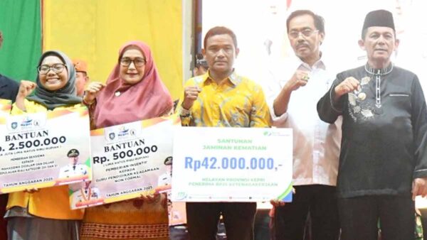 Anggarkan Rp2,99 Miliar, Gubernur Ansar Serahkan Bantuan Beasiswa kepada 1.187 Mahasiswa se-Kepri