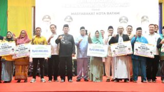 Ansar Ahmad Serahkan Bantuan Rp22,2 Miliar untuk Rumah Ibadah dan Insentif di Kota Batam