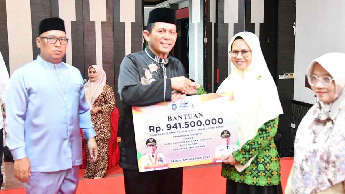 Bersama Wagub Nyanyang, Gubernur Ansar Serahkan Insentif untuk 5.044 Guru PAUD Se-Kepri | Total Rp2,5 Miliar