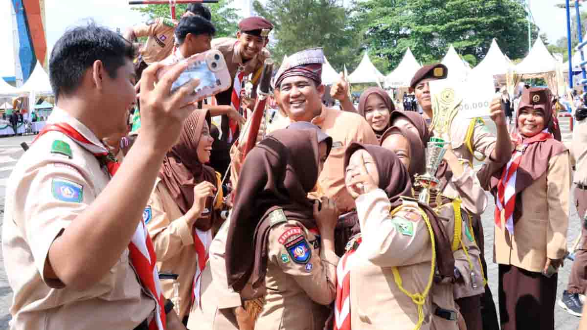 Bupati Bintan Roby Kurniawan bersama adik-adik Pramuka turut memeriahkan acara Festival Pemuda Berkarya 2025