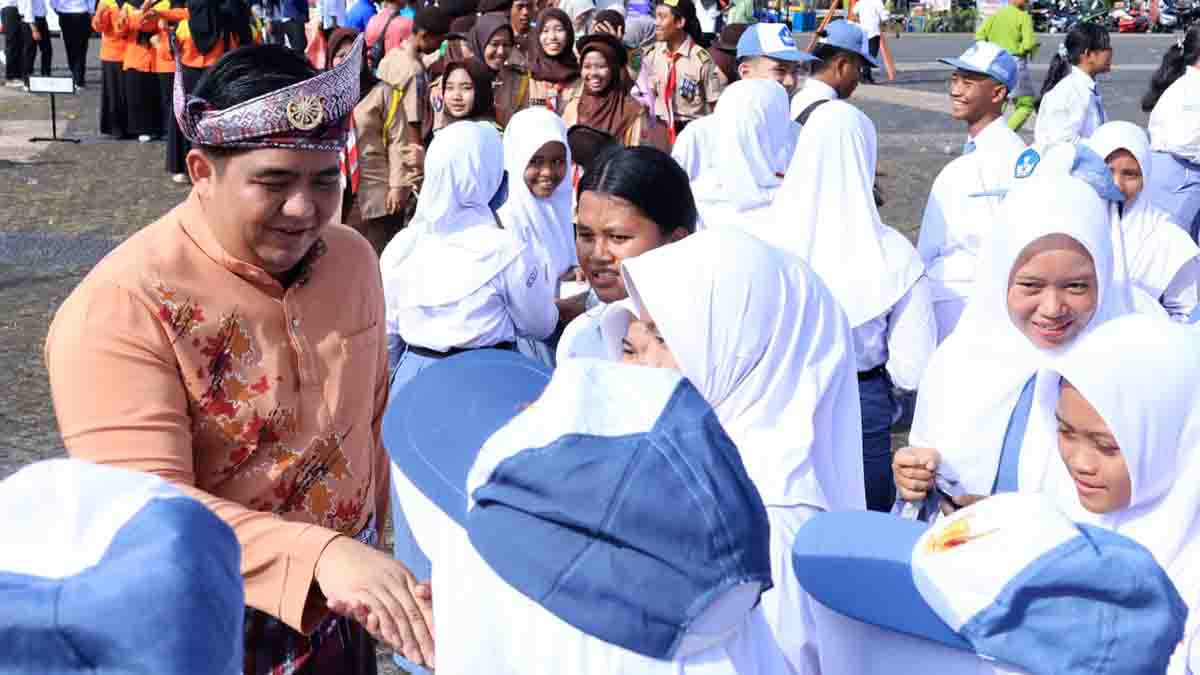 Bupati Bintan Roby Kurniawan bersama para pelajar yang hadir di acara Festival Pemuda Berkarya 2025