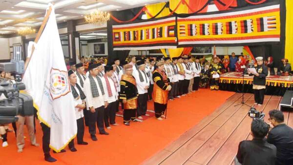 Fauzi Bahar Kukuhkan Pengurus KBRG Kepri: Bukti Kekompakan Perantau Minang