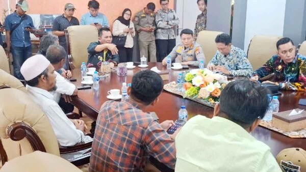 Gubernur Ansar Dorong Pembentukan Koperasi Pedagang Gurindam 12