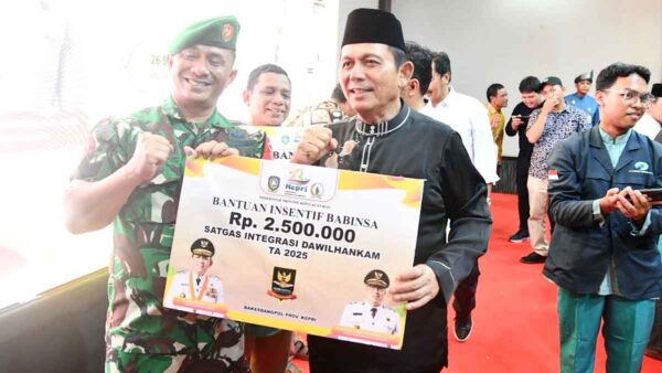 Gubernur Ansar Serahkan Insentif untuk 195 Petugas Keamanan di Kota Batam Total Rp487,5 Juta