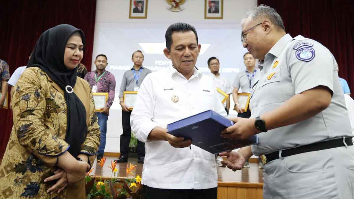 Gubernur Ansar Serahkan Penghargaan kepada Mitra Sinergi Kepri