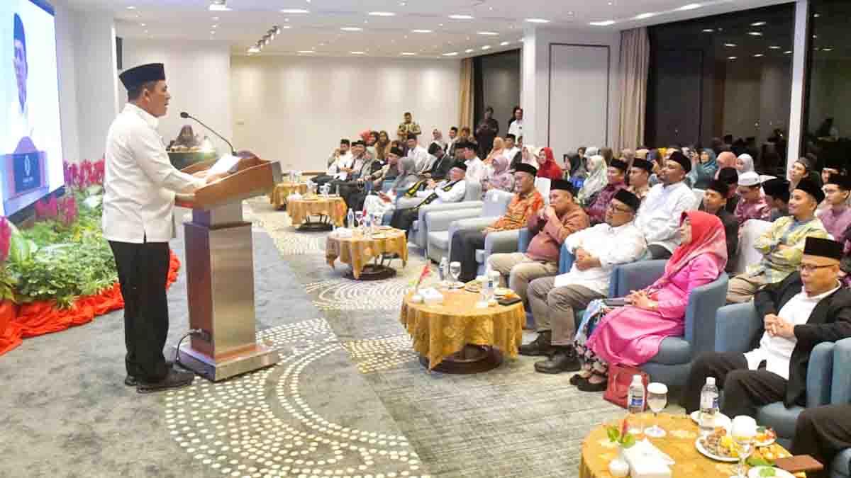 Gubernur Kepulauan Riau, Ansar Ahmad, melepas Kafilah Kepri ke STQH Nasional 2025