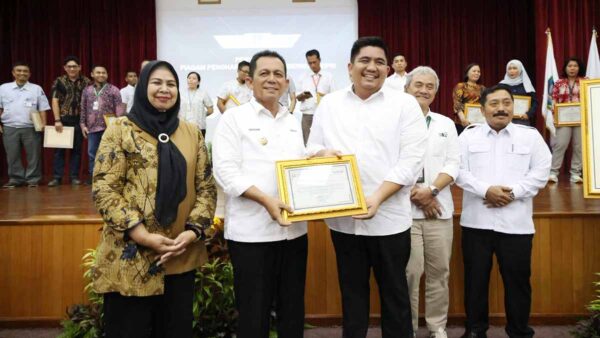 Kolaborasi Pajak Daerah, Gubernur Ansar Serahkan Penghargaan kepada Mitra Sinergi Kepri
