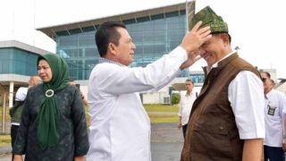 Menko Yusril Disambut Hangat Gubernur Ansar di Bandara RHF Tanjungpinang