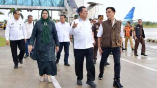 Simbol Adat Melayu Warnai Penyambutan Menko Yusril di Bumi Segantang Lada
