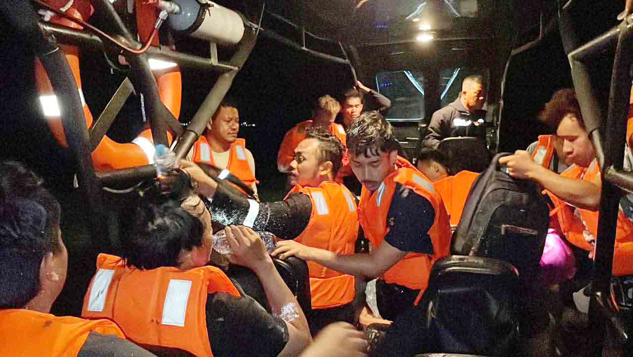 TNI AL Respons Cepat Evakuasi Kapal Nyaris Tenggelam di Karimun