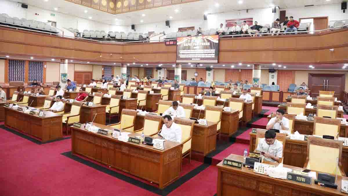 Anggota DPRD Batam mengikuti rapat paripurna RPP APBD 2024 dan Perubahan KUA–PPAS 2025