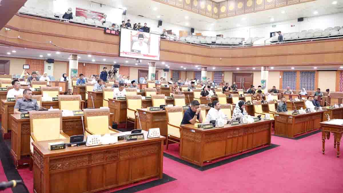 Anggota DPRD Batam mengikuti rapat paripurna pengesahan Ranperda tentang Penyelenggaraan Angkutan Massal Berbasis Jalan
