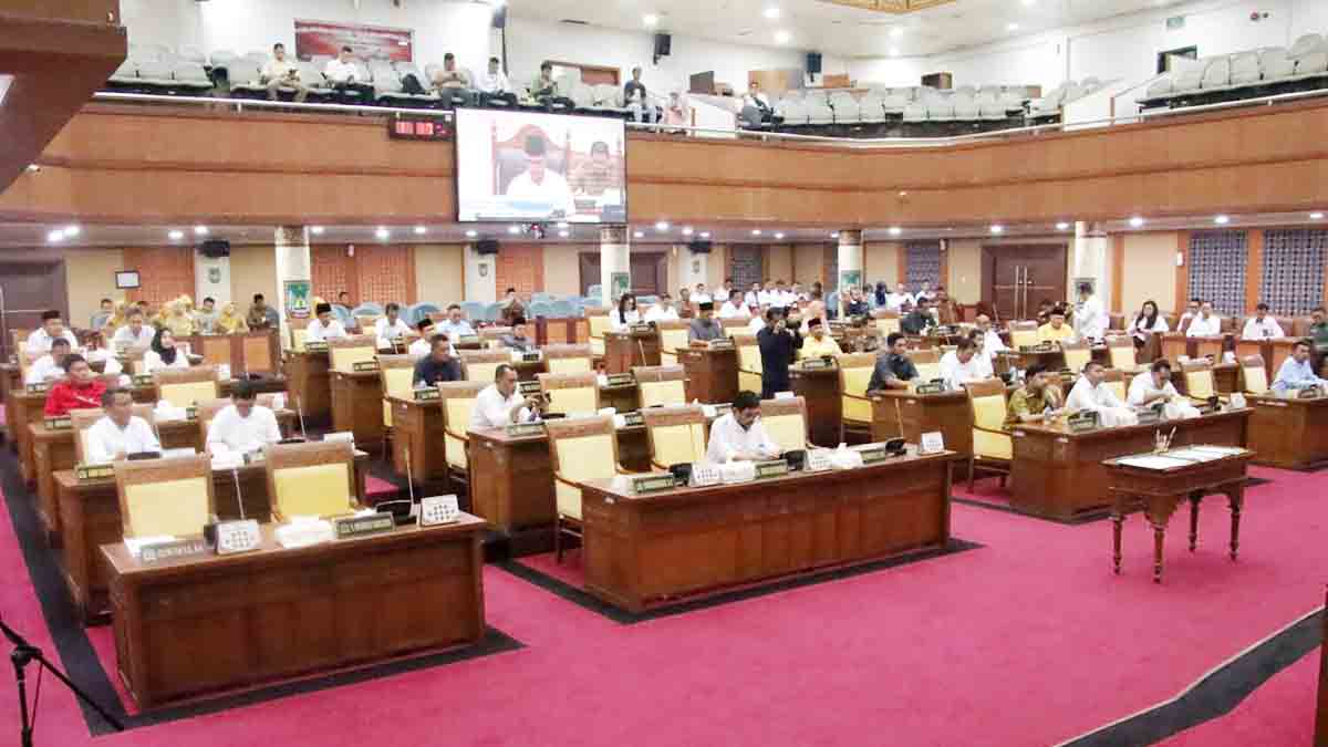 Anggota DPRD Kota Batam mengikuti rapat paripurna dengan agenda penyampaian Nota Keuangan atas Ranperda Perubahan APBD 2025