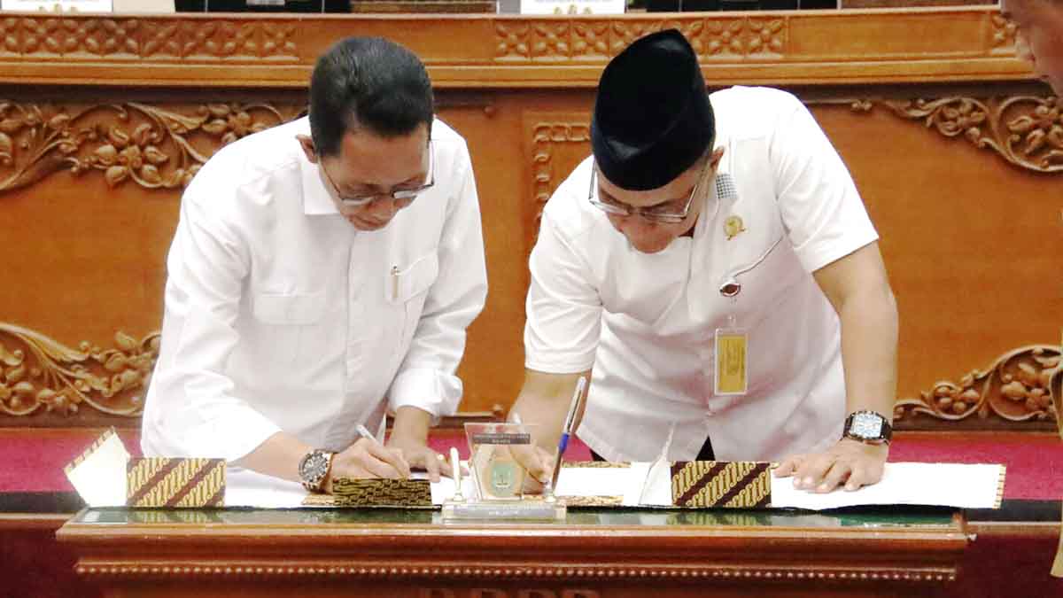 Penandatanganan pengesahan Ranperda Pertanggungjawaban Pelaksanaan APBD 2024