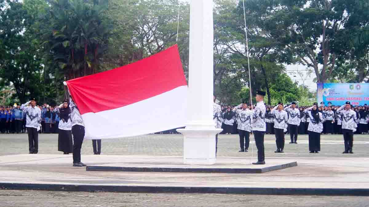 Upacara peringatan Hari Guru Nasional (HGN) Tahun 2025 di Halaman Kantor Bupati Kepulauan Meranti