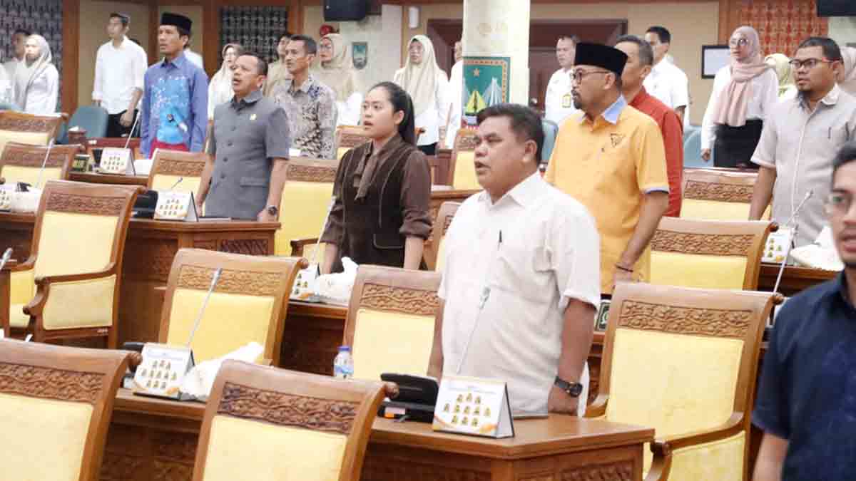 Anggota DPRD Kota Batam mengikuti rapat paripurna untuk mendengarkan jawaban Wali Kota Batam atas pandangan fraksi-fraksi mengenai RPP APBD Tahun Anggaran 2024